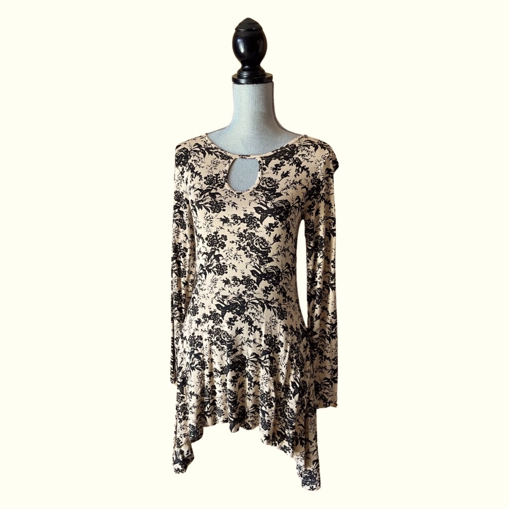 Effies Heart Peek a book neckline Monochrome Roses Fit and Flare dress size S